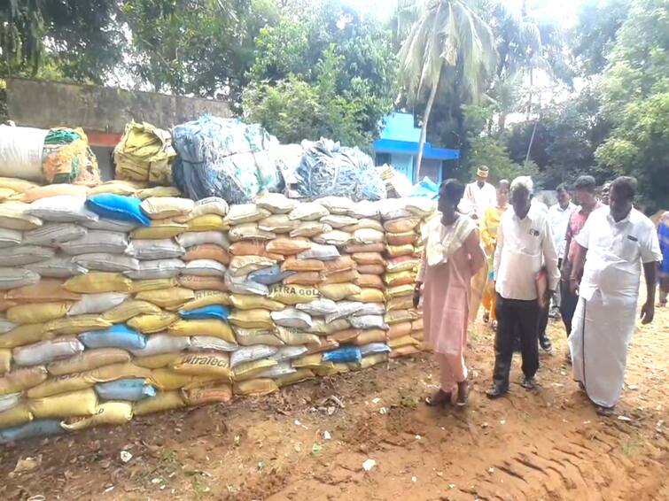 District administration works to strengthen flood banks in Kollidam river! கொள்ளிடம் ஆற்றில் கரையை பாதுகாக்க தயார் நிலையில் 25 ஆயிரம் மணல் மூட்டைகள்