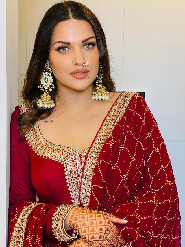 Himanshi Khurana Brings Out Her Traditional Side In Salwar Suit 