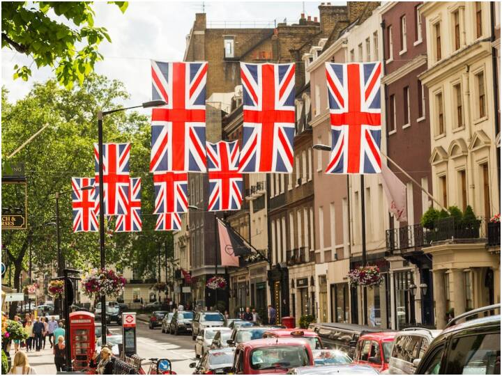 Recession In UK: 2023 की गर्मियों तक मंदी में डूबा रहेगा ब्रिटेन, अर्थशास्त्रियों ने दी चेतावनी Britain into recession until summer 2023 economists gave warning Recession In UK: 2023 की गर्मियों तक मंदी में डूबा रहेगा ब्रिटेन, अर्थशास्त्रियों ने दी चेतावनी