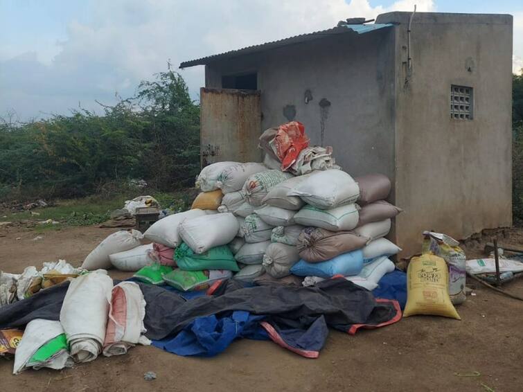 karur: 3 tons of ration rice stored in omni van in karur கரூரில் ஆம்னி வேனில் பதுக்கி வைத்திருந்த 3 டன் ரேஷன் அரிசி பறிமுதல்