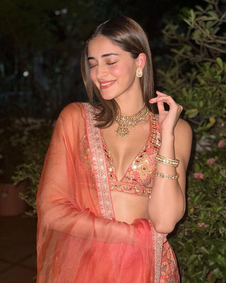 Ananya Pandey PHOTO: અનન્યા પાંડે પોતાના ફેન્સ સાથે જોડાયેલા રહેવા માટે સોશિયલ મીડિયા પર ખૂબ જ એક્ટિવ રહે છે.