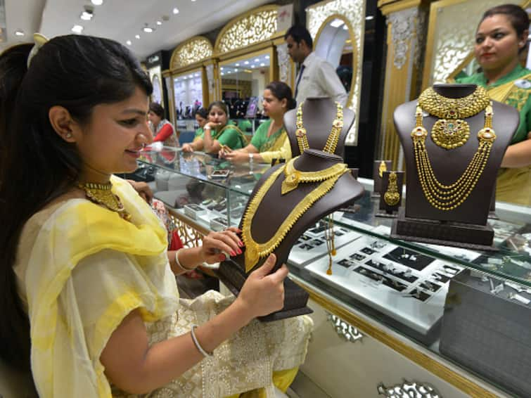 Gold Silver Rate Today gold silver price update 19 october 2022 marathi business news Gold-Silver Rate : दिवाळीनिमित्त सोने-चांदी खरेदीचा विचार असेल, तर ही बातमी नक्की वाचा; जाणून घ्या आजचा भाव