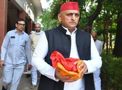 सैफई से हरिद्वार के लिए रवाना हुए अखिलेश यादव, तस्वीरों में चाचा शिवपाल और भाई धर्मेंद्र के अलावा ये आए नजर