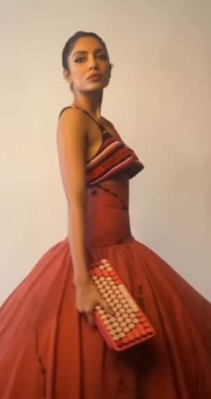 लॅक्मे फॅशन वीकमध्ये 'मेड इन हेवन' फेम शोभिता धुलिपाला लक्षवेधी ठरली. मनमोहक अदांनी तिने चाहत्यांना घायाळ केलं.