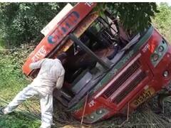 कौशांबी से हापुड़ जा रही बस गाजियाबाद में पलटी, 30 यात्री थे सवार, सभी सुरक्षित