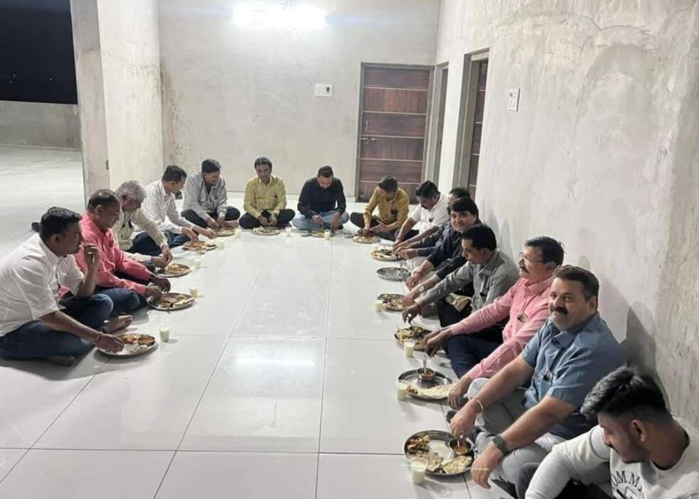 Gujarat Election 2022: In Rajkot BJP rebels one group held tiffin meeting for lobbying ticket Gujarat Election 2022: સૌરાષ્ટ્રના આ મોટા શહેરમાં ભાજપના અસંતુષ્ટોના જૂથે કરી ટિફિન બેઠક, ચૂંટણી પહેલા રાજકારણમાં આવ્યો ગરમાવો
