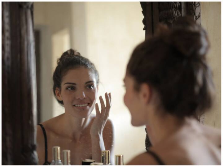 Myths Busted: हेयर और स्किन केयर को लेकर इंटरनेट भरा पड़ा है तमाम जानकारियों से, क्या है मिथ और क्या है सच, पहले जान लें Internet is flooded with information regarding skin and hair care tips know the truth and the myth Myths Busted: हेयर और स्किन केयर को लेकर इंटरनेट भरा पड़ा है तमाम जानकारियों से, क्या है मिथ और क्या है सच, पहले जान लें