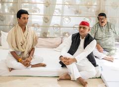 सैफई में बॉलीवुड से लेकर दिग्गज नेताओं तक का आना जारी, अखिलेश यादव के साथ नजर आए कुमार विश्वास