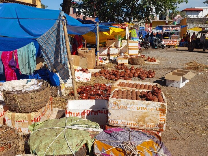 Bastar News: ओड़िशा के दीयों से जगमगाए बस्तर के बाजार, स्थानीय शिल्पकारों ने इस वजह से छोड़ा पारंपरिक काम