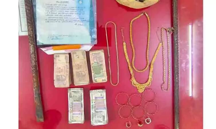 pudukottai: 2 youths arrested  tomato seller's robbery case, 47 pounds of jewelery and Rs 1¼ lakh recovered TNN தக்காளி வியாபாரி வீட்டில் நடந்த கொள்ளை வழக்கு;  2 வாலிபர்கள் கைது