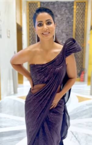 लॅक्मे फॅशन वीकमध्ये हिना खानने जांभळ्या रंगाची साडी नेसली होती. हिनाची साडी साधी असली तरी खूपच सुंदर होती. या साडीत हिना स्टाइलिश आणि कॉन्फिडंट दिसत होती.