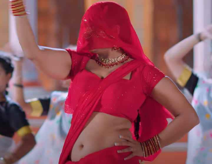 Dilwa Le Gaile Raja​ Neelam Giri Shilpi Raj Bhojpuri Song 2022 Guess Who: लाल घूंघट में मुंह छुपाए दिख रही इस भोजपुरी एक्ट्रेस को पहचाना क्या?