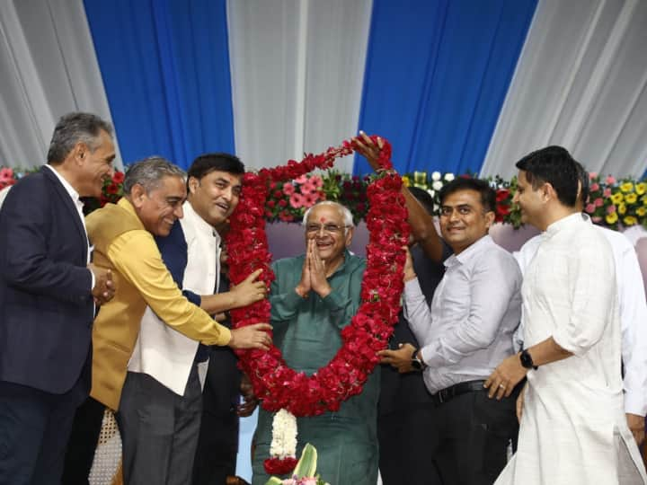 Gujarat CM Bhupendra Patel Gaurav Yatra Man step on stage to give memorandum released Gujarat News: गुजरात में सीएम पटेल को ज्ञापन देने मंच पर चढ़ा व्यक्ति, हिरासत में लेने के बाद छोड़ा गया