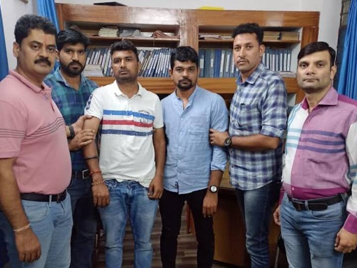 Rajasthan Udaipur ACB caught Gujarat Police taking bribe on Sunday evening ANN Udaipur News: उदयपुर एसीबी ने गुजरात के दो हेड कांस्टेबल को रंगे हाथ पकड़ा, 1.10 लाख रुपये रिश्वत लेकर हो रहे थे फरार