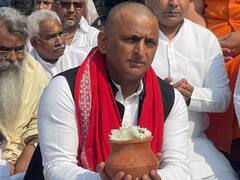 हरिद्वार के 'नमामि गंगे घाट' पर हुआ नेताजी का अस्थि विसर्जन, तस्वीरों में अखिलेश के साथ दिखा पूरा परिवार