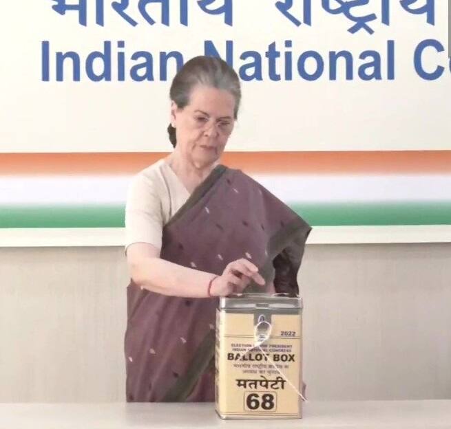 Congress Presidential Elections: દિલ્હીમાં સોનિયા ગાંધીએ અને બેંગલુરુમાં ખડગેએ કર્યું મતદાન Congress Presidential Elections LIVE: Congress set to elect first non-Gandhi chief in over two decades Congress Presidential Elections: દિલ્હીમાં સોનિયા ગાંધીએ અને બેંગલુરુમાં ખડગેએ કર્યું મતદાન