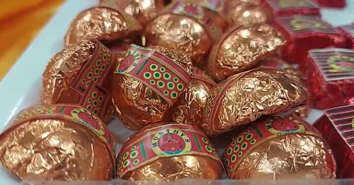 लक्ष्मी बॉम्बच्या आकारात देखील हे चॉकलेट बघायला मिळत आहे.