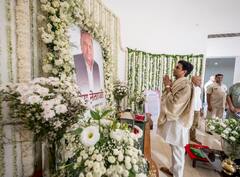 सैफई में बॉलीवुड से लेकर दिग्गज नेताओं तक का आना जारी, अखिलेश यादव के साथ नजर आए कुमार विश्वास