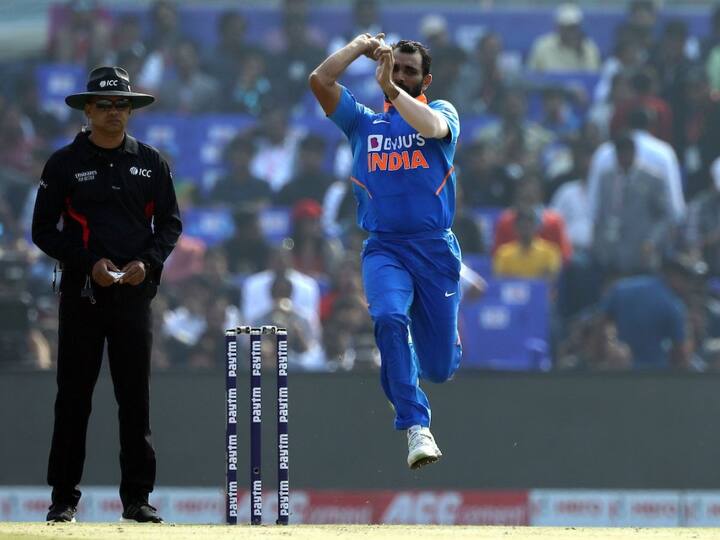 19.1: अखेरच्या षटकातील पहिल्या चेंडूवर पॅट कमिन्सनं मिड विकेटच्या दिशेनं फटका मारला. या चेंडूवर ऑस्ट्रेलियाच्या खात्यात दोन धावा जमा झाल्या.