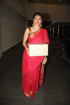 Photos: હાથોમાં મોટી ગિફ્ટ, લાલ સાડી પહેરીને પ્રી-દિવાળી પાર્ટીમાં પહોંચી Taapsee Pannu, સુંદર તસવીરો વાયરલ