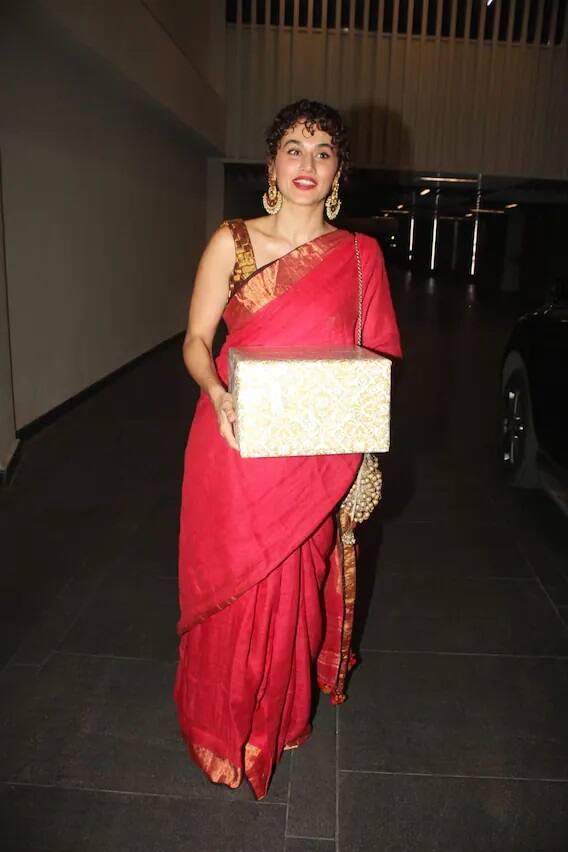 Taapsee Pannu Pics: આયુષ્યમાન ખુરાનાની દિવાળી પાર્ટીમાં એક્ટ્રેસ તાપસી પન્નૂ એકદમ સુંદર અંદાજમાં જોવા મળી છે. પાર્ટીમાં તાપસી પન્નૂ રેડ કલરની સાડી પહેરીને સુંદર અપ્સરા બનીને પહોંચી હતી.