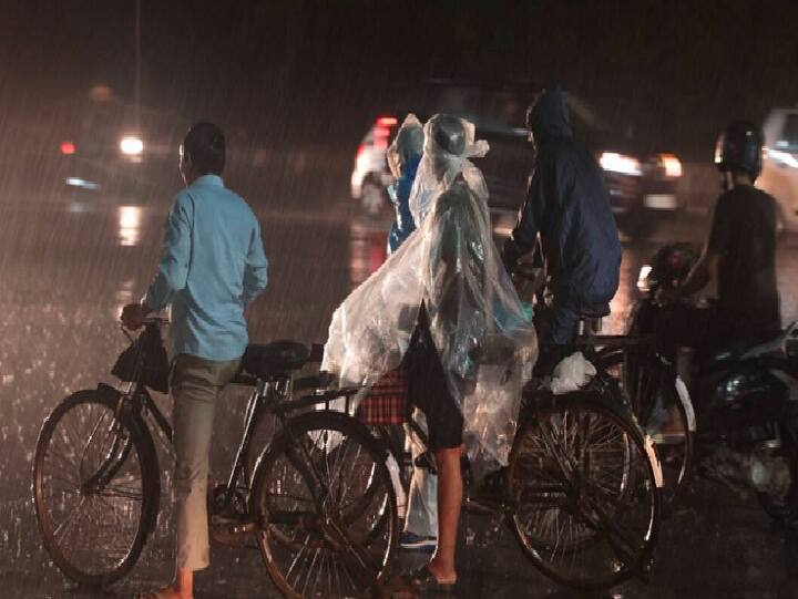 Mumbai: As city records highest Oct rain in 10 years, IMD issues ‘yellow’ alert for next 2 days 10 ஆண்டுகளில் இல்லாத கனமழை: மும்பைக்கு அடுத்த 24 மணி நேரத்திற்கு மஞ்சள் அலர்ட்