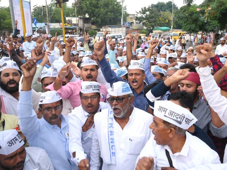 Aam Aadmi Party Aggressive Against Central Government Hundreds of activists gathered at Reshimbag Chowk AAP Nagpur : केंद्र सरकारविरोधात आम आदमी पार्टी आक्रमक; भर पावसात रेशीमबाग चौकात शेकडो कार्यकर्ते एकत्र