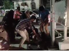 சேலத்தில் இருசக்கர வாகனத்தில் வந்த பெண்ணும், சிறுவனும் தாக்கிக் கொண்டதால் பரபரப்பு