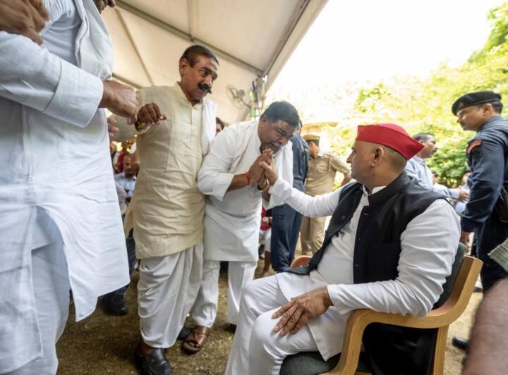 नेताजी के बेटे अखिलेश यादव के अलावा बहू डिंपल यादव, भाई शिवपाल सिंह यादव और शिवपाल के पुत्र आदित्य यादव भी हरिद्वार जाएंगे.