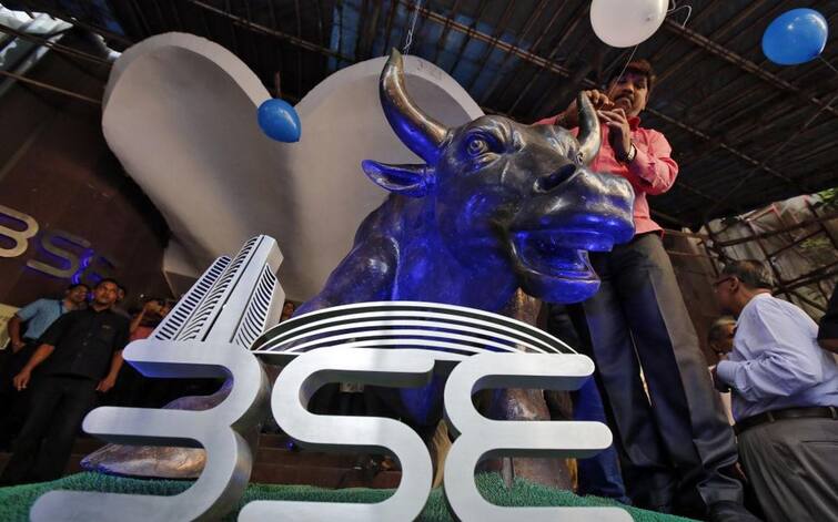 Closing Bell Share Market Updates Nifty ends near 17500 Sensex gains 550 pts Share Market : दिवाळीपूर्वी शेअर बाजारात बहार, Sensex 549 अंकांनी वधारला