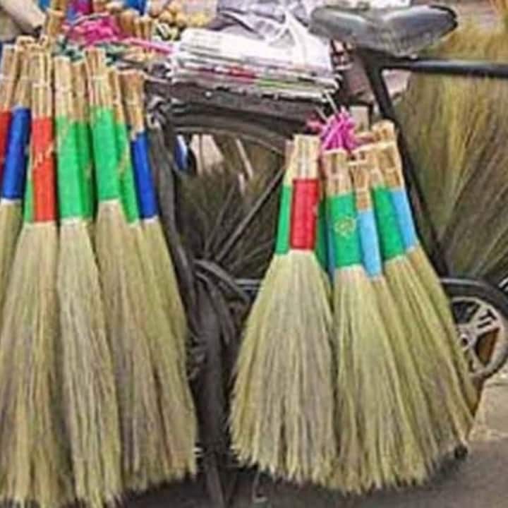 ধনতেরাসের দিন নতুন ঝাড়ু দিয়ে পুরো ঘর পরিষ্কার করতে হবে। ব্যবহারের পরে, এই ঝাড়ুটি এমন কোথাও লুকিয়ে রাখুন যেখানে লোকেরা এটি দেখতে পাবে না। বিশ্বাস করা হয় যে এটি করলে লক্ষ্মী ঘরে প্রবেশ করেন।
