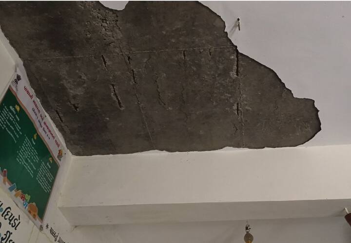 શિક્ષણ મંત્રી જીતુ વાઘાણીના જિલ્લામાં વિદ્યાર્થીઓ જીવના જોખમ હેઠળ અભ્યાસ કરી રહ્યા છે.