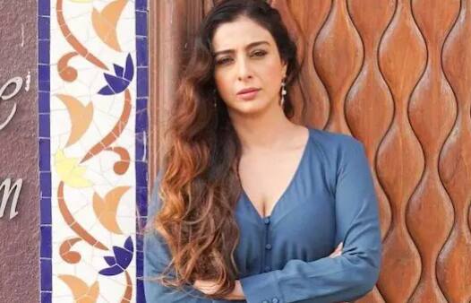 ਤੱਬੂ ਬਾਲੀਵੁੱਡ ਦੀਆਂ ਖੂਬਸੂਰਤ ਅਤੇ ਪ੍ਰਤਿਭਾਸ਼ਾਲੀ ਅਭਿਨੇਤਰੀਆਂ ਵਿੱਚੋਂ ਇੱਕ ਹੈ। ਅਦਾਕਾਰਾ ਜਲਦ ਹੀ ਅਜੇ ਦੇਵਗਨ ਨਾਲ ਫਿਲਮ 'ਦ੍ਰਿਸ਼ਮ 2' 'ਚ ਨਜ਼ਰ ਆਵੇਗੀ। ਪ੍ਰਸ਼ੰਸਕ ਇਸ ਨੂੰ ਲੈ ਕੇ ਕਾਫੀ ਉਤਸ਼ਾਹਿਤ ਹਨ। ਪਰ ਅੱਜ ਇਸ ਰਿਪੋਰਟ ਵਿੱਚ ਅਸੀਂ ਤੁਹਾਨੂੰ ਤੱਬੂ ਦੀ ਫਿਲਮੀ ਜ਼ਿੰਦਗੀ ਨਾਲ ਨਹੀਂ ਬਲਕਿ ਨਿੱਜੀ ਜ਼ਿੰਦਗੀ ਨਾਲ ਜਾਣੂ ਕਰਵਾਉਣ ਜਾ ਰਹੇ ਹਾਂ।