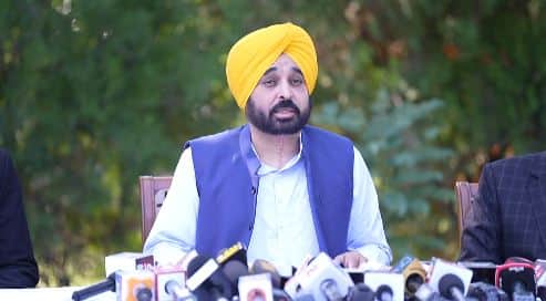 CM Mann government suspends four agriculture officials for dereliction of duty ਪਰਾਲੀ ਸਾੜਨ ਵਿਰੁੱਧ ਜ਼ੀਰੋ ਸਹਿਣਸ਼ੀਲਤਾ ਅਪਣਾਉਂਦਿਆਂ ਮਾਨ ਸਰਕਾਰ ਵੱਲੋਂ ਡਿਊਟੀ ਵਿੱਚ ਕੁਤਾਹੀ ਲਈ ਚਾਰ ਖੇਤੀਬਾੜੀ ਅਧਿਕਾਰੀ ਮੁਅੱਤਲ