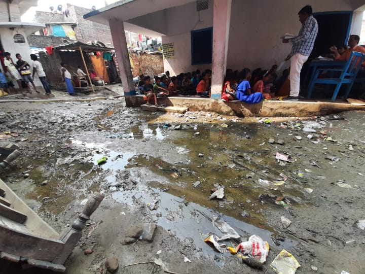 Patna News: नाले में डूबा बिहार सरकार का ये स्कूल, समुदाय भवन में भेड़ बकरियों की तरह पढ़ते बच्चे, रसोइया भी लेते क्लास