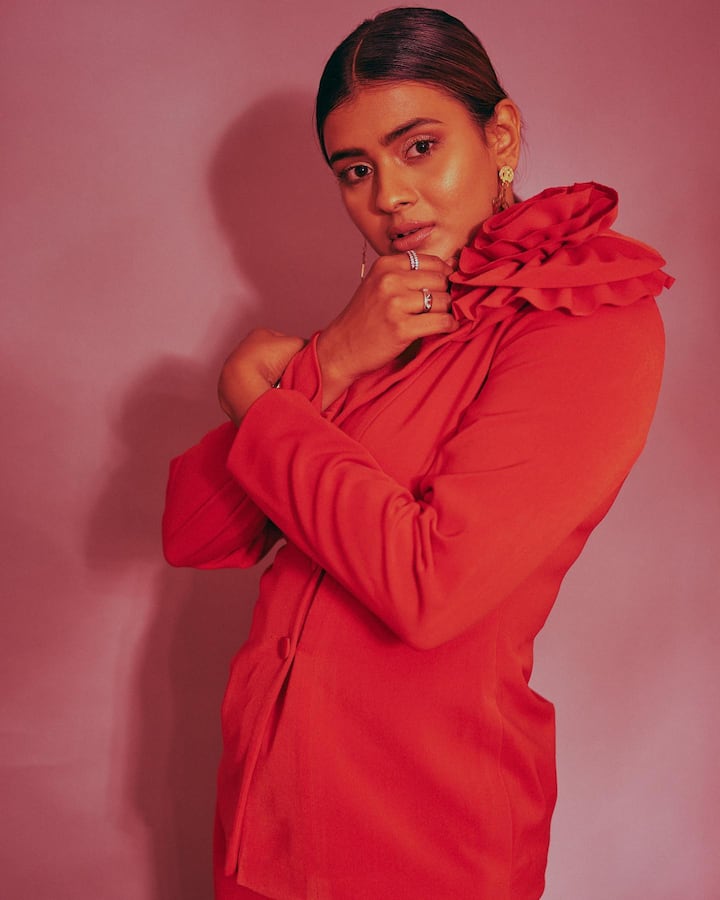 మిస్టర్, అంధగాడు మూవీస్ నిరాశపర్చడంతో అమ్మడికి అవకాశాలు తగ్గాయి.ఆ మధ్య రామ్ 'రెడ్' మూవీలో స్పెషల్ సాంగ్ తో హీటెక్కించింది.