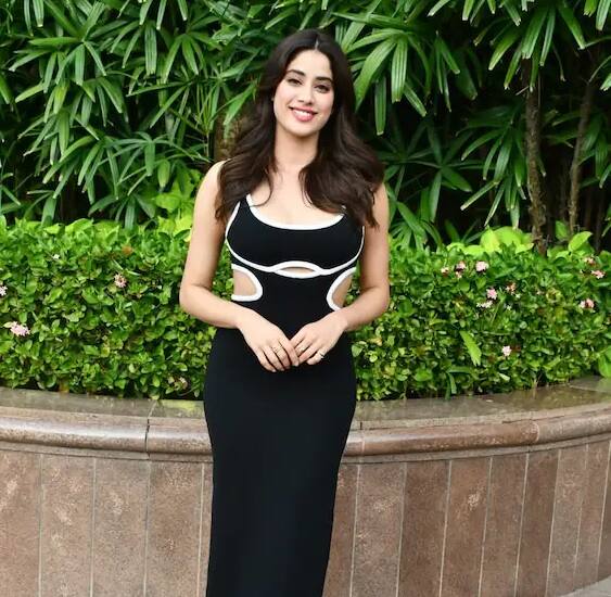 આજે, ફિલ્મના પ્રમોશન માટે, જાન્હવી મુંબઈના બાંદ્રામાં હોટેલ તાજ લેન્ડ એન્ડ્સમાં જોવા મળી હતી.