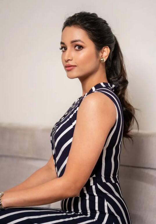 కానీ స్టార్ హీరోల సరసనే నటిస్తానని రూల్ పెట్టుకుంది. (Photo Courtesy: Srinidhi Shetty Instagram)
