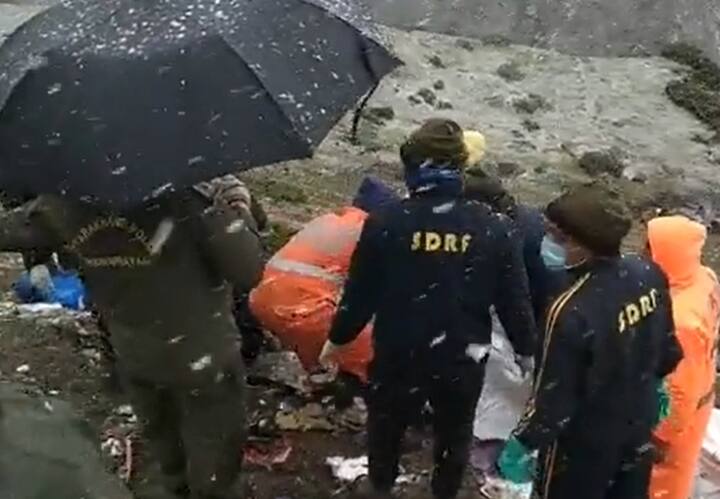 हादसा सुबह करीब पौने बारह बजे हुआ. क्रैश के बाद बर्फबारी शुरू हो गई. खराब मौसम में एनडीआरएफ और एसडीआरएफ टीमों ने रेस्क्यू ऑपरेशन चलाया.