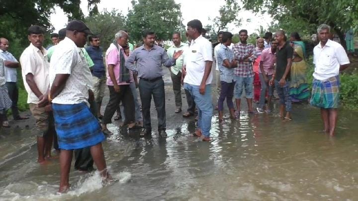 தருமபுரியில் ஆபத்தான முறையில் சாலையை கடந்து பள்ளிக்கு செல்லும் மாணவ, மாணவிகள்