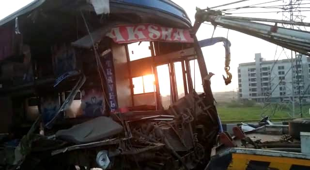 Accident: રાજ્યમાં જીવલેણ અકસ્માતનો સિલસિલો યથાવત છે. વડોદરાનાં કપુરાઇ બ્રિજ નેશનલ હાઇવે પર ગમખ્વાર અકસ્માત સર્જાયો છે.