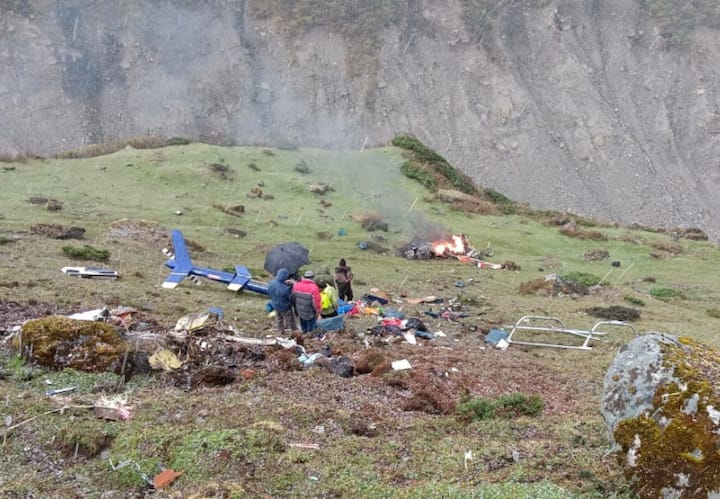 हादसे के समय दुर्घटनास्थल से कुछ दूरी पर मौजूद पुजारी अंकुर शुक्ला ने कहा कि जब उन्होंने हेलीकॉप्टर के बड़े हिस्से से आग की लपटें उठती देखीं, तभी उन्हें आभास हो गया था कि यह हादसा भीषण है. शुक्ला को केदारपुरी लौटने के बाद हादसे की विस्तृत जानकारी मिली.