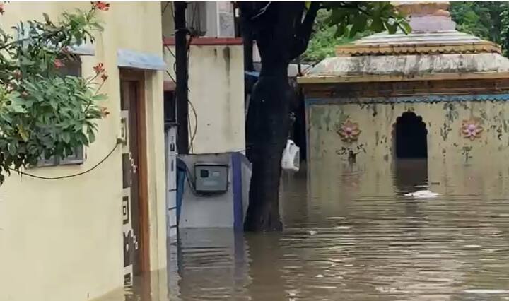 जवळपास 35 कुंटुबियांना स्थलांतरित करण्यात आलं आहे.