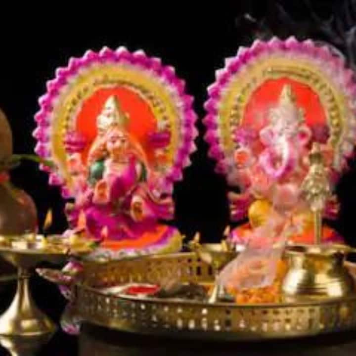 ঝাড়ুকে দেবী লক্ষ্মীর রূপ হিসাবে বিবেচনা করা হয়, তাই এটি কখনই জোরে ছোড়া বা নিক্ষেপ করা উচিত নয়। ঝাড়ুকে অসম্মান করার অর্থ সম্পদের দেবী লক্ষ্মীকে অসম্মান করা। এতে করে মা লক্ষ্মী চলে যান।