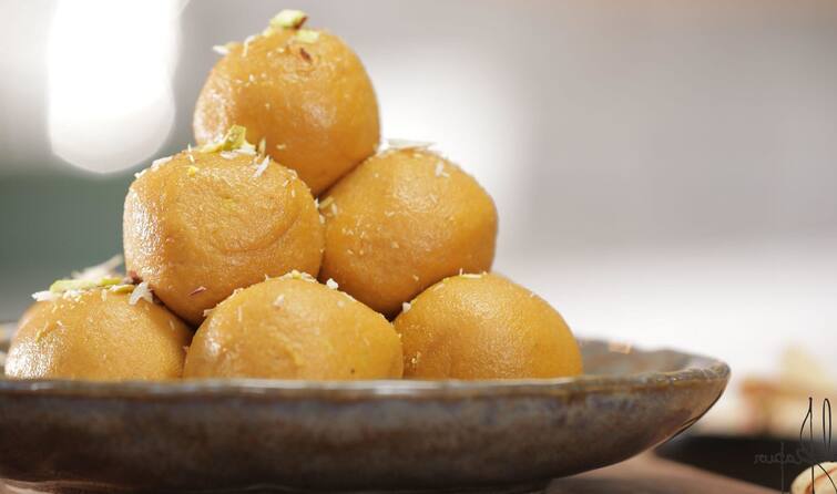 Besan Laddu: Make delicious Besan Laddu at home on Diwali, you won't be satisfied eating it Besan Laddu : ਦੀਵਾਲੀ 'ਤੇ ਘਰ 'ਚ ਹੀ ਬਣਾਓ ਸਵਾਦਿਸ਼ਟ ਬੇਸਣ ਦੇ ਲੱਡੂ, ਖਾਂਦੇ-ਖਾਂਦੇ ਮਨ ਨਹੀਂ ਭਰੇਗਾ
