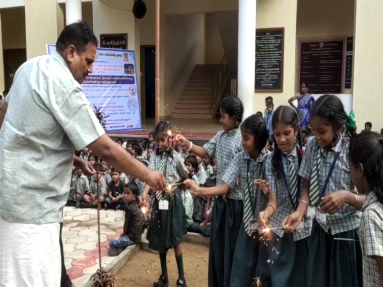 Mayiladuthurai dharumapuram school students us how to celebrate Diwali TNN தீபாவளியை எவ்வாறு கொண்டாட வேண்டும் -  கற்றுக் கொடுத்த தருமபுரம் பள்ளி