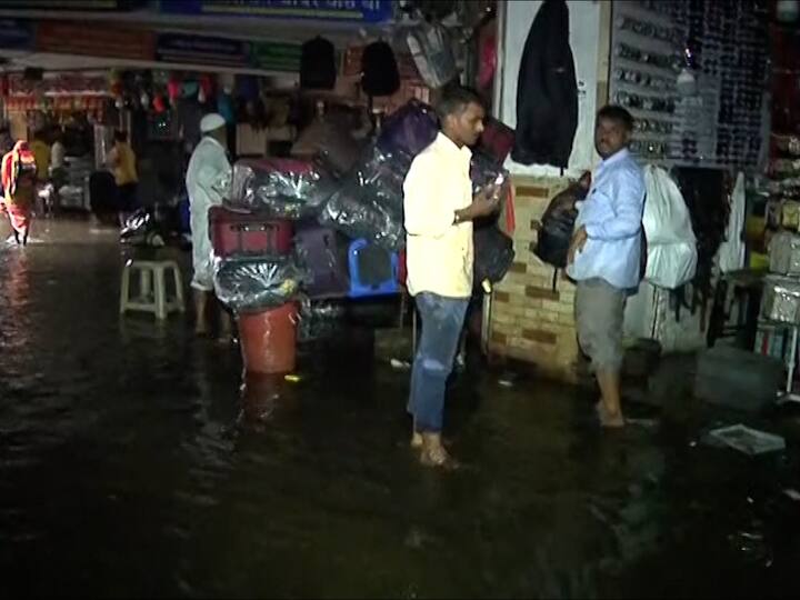 इथल्या दुकानदारांनी महानगरपालिकेला वारंवार यासंदर्भात तक्रारी दिल्या होत्या.