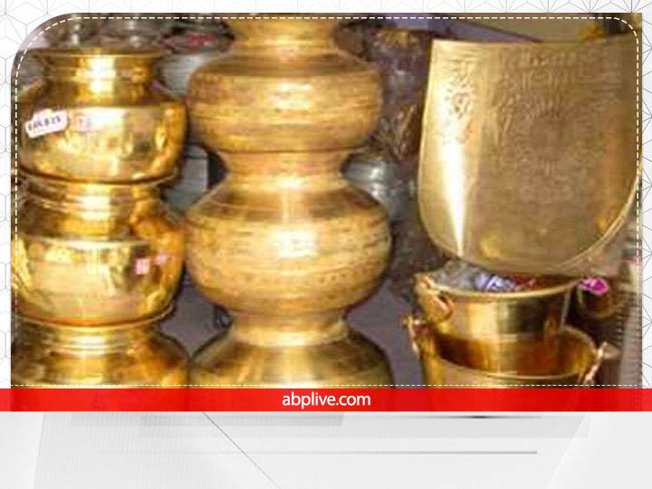 धनतेरस के दिन पूरे घर की सफाई नई झाड़ू से ही करना चाहिए. इस्तेमाल के बाद इस झाड़ू का कहीं छिपाकर रखें जहां लोगों की नजर ना जाए. माना जाता है कि ऐसा करने से घर में लक्ष्मी जी का आगमन होता है.