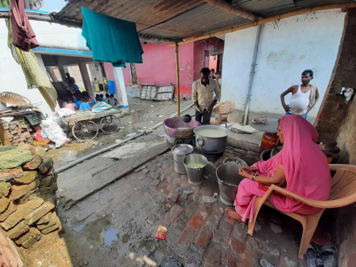 Patna News: नाले में डूबा बिहार सरकार का ये स्कूल, समुदाय भवन में भेड़ बकरियों की तरह पढ़ते बच्चे, रसोइया भी लेते क्लास