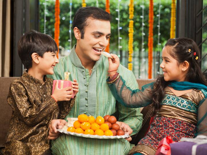 Give These Gifts To Your Loved Ones On Deepawali Know The Best Option Diwali Gift: दिवाली पर दोस्तों और रिश्तेदारों को दे सकते हैं ये गिफ्ट, इन सामानों पर मिल रहा जबरदस्त डिस्काउंट
